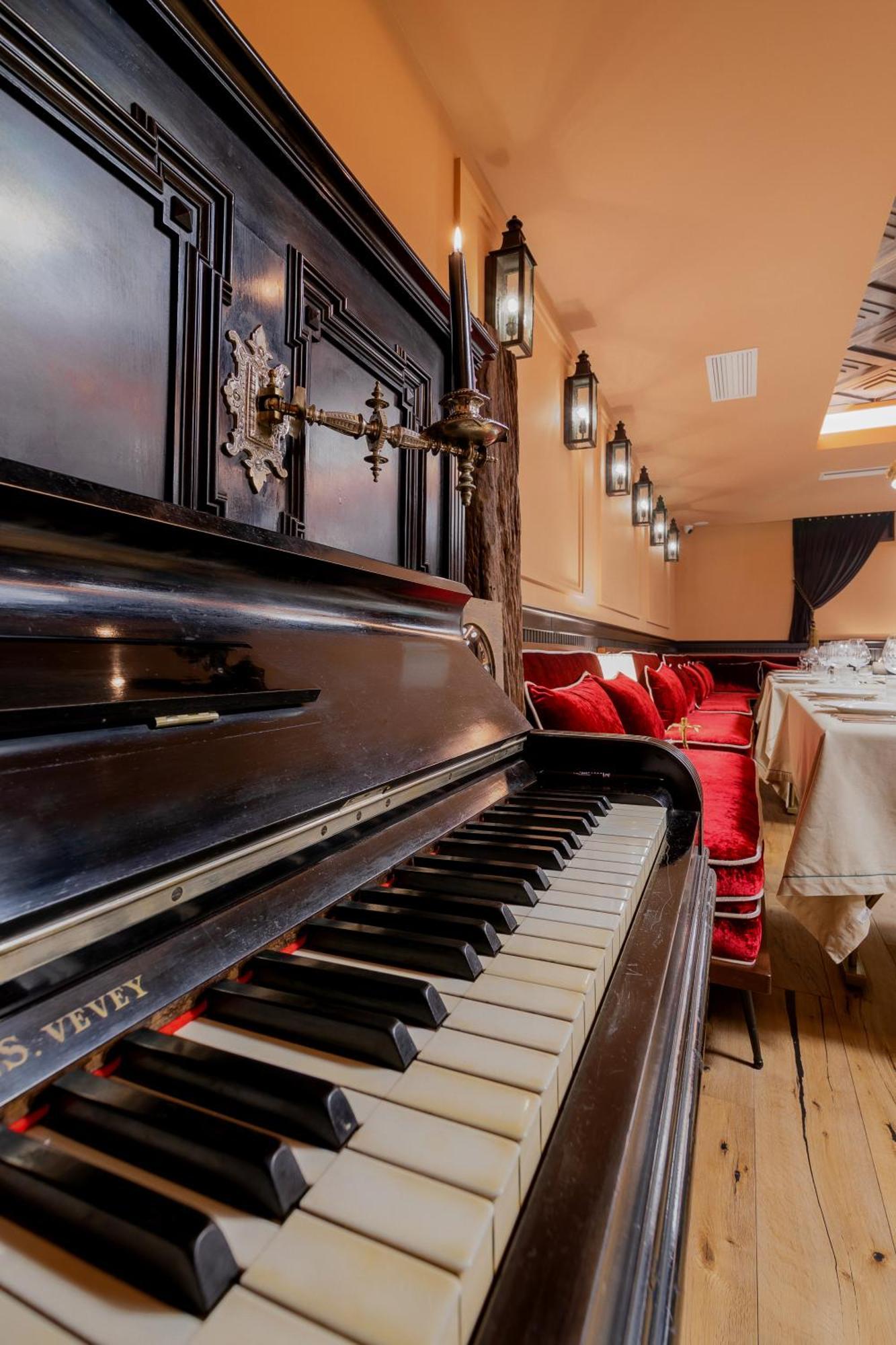 Mert Boutique Hotel Korce Bagian luar foto